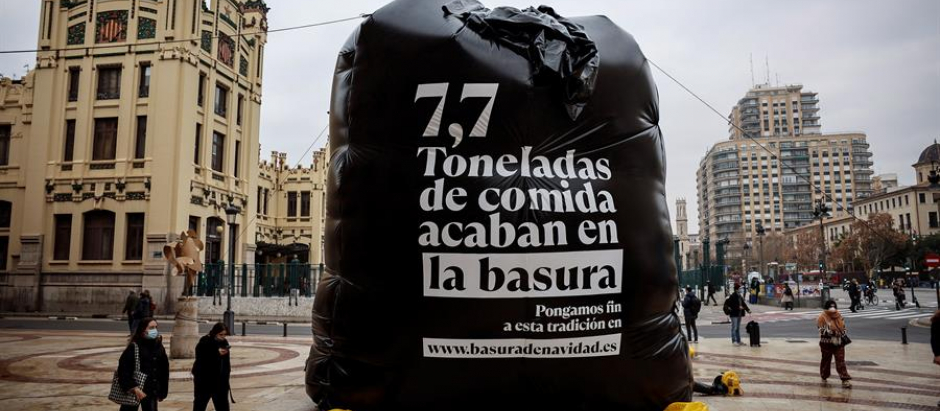 Una bolsa de basura gigante en el centro de Valencia busca concienciar sobre el desperdicio en Navidad