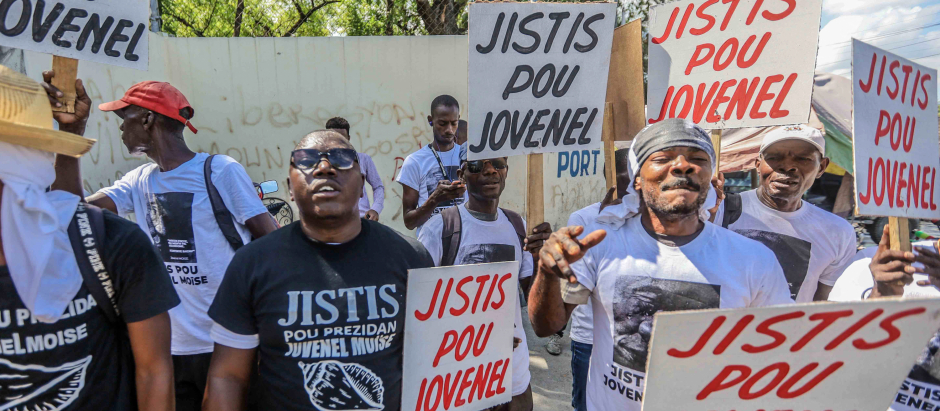 Manifestantes piden justicia para el presidente Jovenel Moise, asesinado por bandas criminales