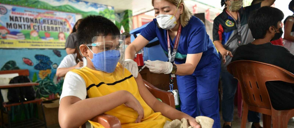 Niño vacunándose contra la covid en  Filipinas