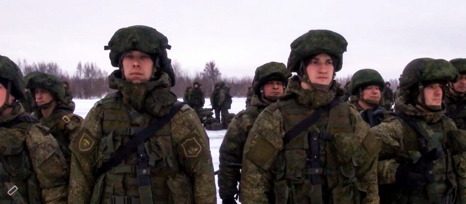 Soldados rusos se preparan para intervenir en Kazajistán