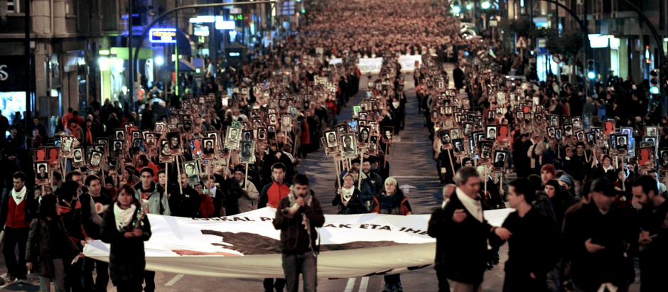 Vista de la manifestación, poblada de fotos de etarras, que se celebró el 3 de enero de 2009 en Bilbao