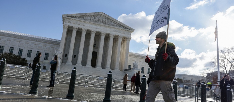 Un manifestante porta una pancarta contra la medida de Biden este viernes frente al Tribunal Supremo, en Washington D.C.