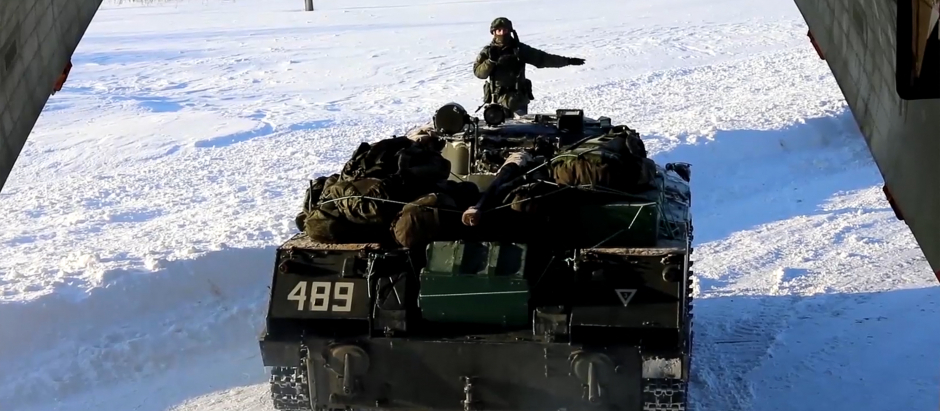 Tropas de combate rusos embarcando para Kazajistán