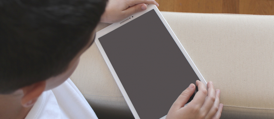 Un joven a punto de abrir su tablet, en una imagen de archivo