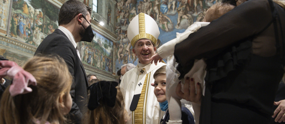 El Papa Francisco durante la ceremonia bautismal celebrada el 9 de enero en la capilla Sixtina del Vaticano, una tradición con años de historia