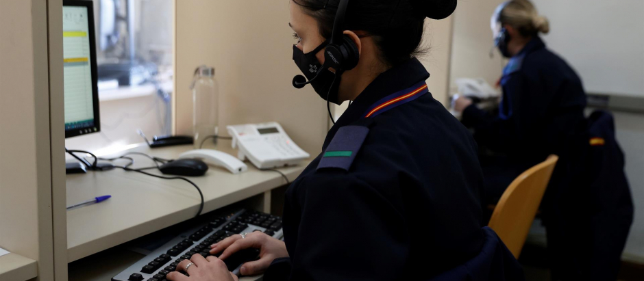 Dos rastreadoras del Ejército del Aire trabajan en la Unidad de Vigilancia Epidemiológica de la Base Aérea de Cuatro Vientos, Madrid, como parte de la Operación “Baluarte”