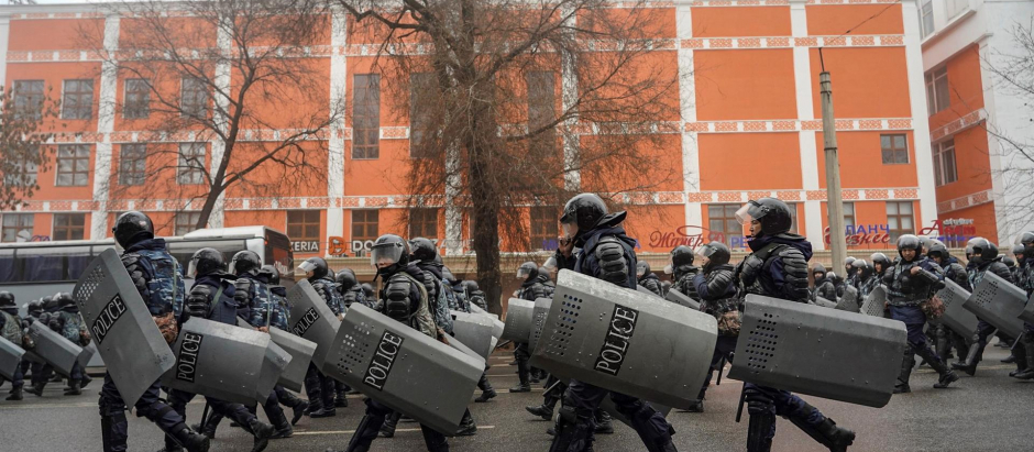 Policías kazajos durante las protestas por el aumento de los precios de la energía en Almaty, Kazajstán, el 5 de enero de 2022 (publicado el 9 de enero de 2022). Los manifestantes asaltaron la oficina del alcalde en Almaty, cuando el presidente kazajo, Kassym-Jomart Tokayev, declaró el estado de emergencia en la capital hasta el 19 de enero de 2022. 164 personas murieron durante los disturbios, informó el Ministerio de Salud de Kazajstán