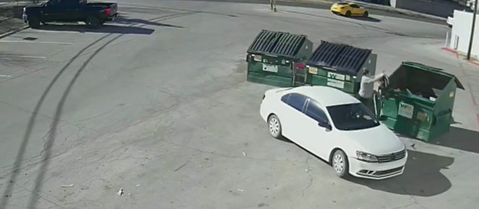 Momento del vídeo en el que una joven de 18 años arroja a su bebé recién nacido a la basura
