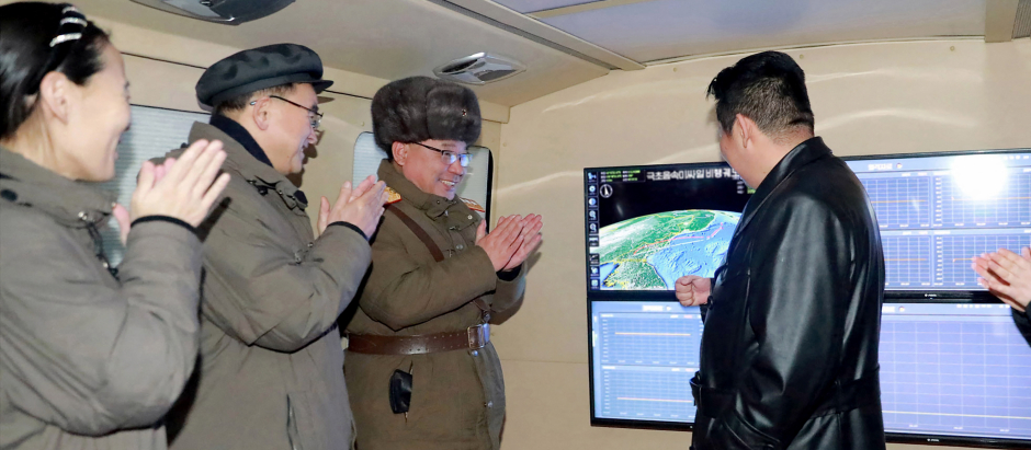 Oficiales del ejército norcoreano aplauden a Kim Jong Un tras el lanzamiento