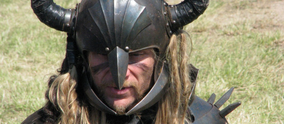 Casco con cuernos, históricamente asociado a los guerreros vikingos