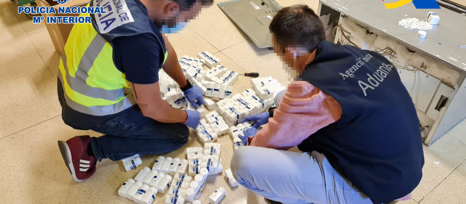 Agentes de Policía Nacional en la apertura de botes que contenían las pastillas psicotrópicas