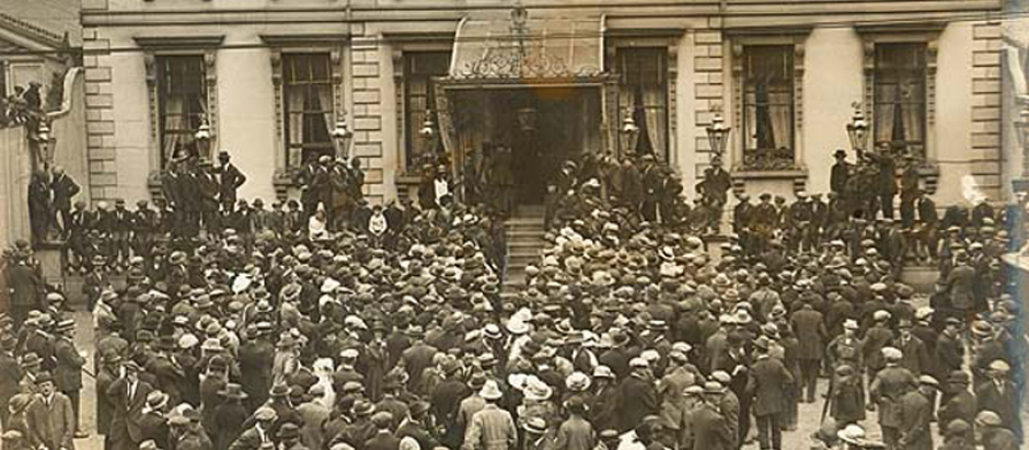 Una multitud se reúne en Mansion House en Dublín en los días previos a la tregua