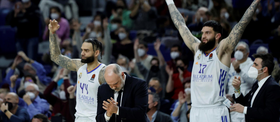 El entrenador del Real Madrid, Pablo Laso (c), aplaude una canasta de sus jugadores durante el encuentro de Euroliga que disputan Real Madrid y Bitci Baskonia