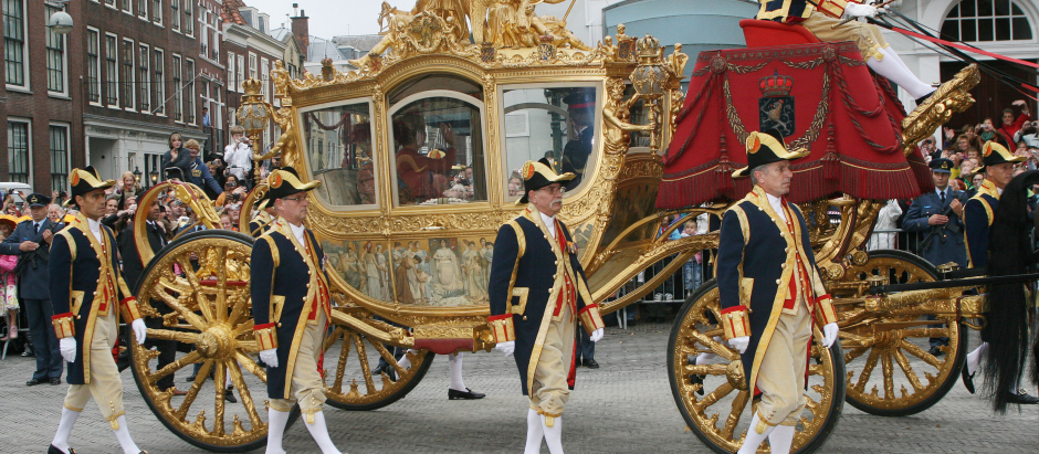 The Hague Prinsjesdag Prince Willem Alexander and Princess Maxima arrive at the Hall of Knights ( Ridderzaal) with the Golden Carriage for the Presentation of the Dutch 2009 Budget Memorandum and the opening of the Parliamentary Year in The Hague.