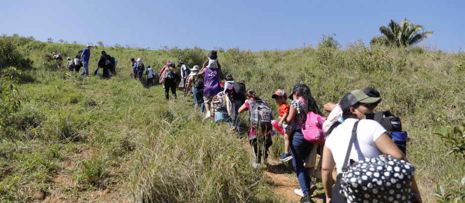 Un grupo de migrantes hondureños, acompañados de nicaragüenses, tratan de evitar los puntos de control migratorio recorriendo caminos alternativos
