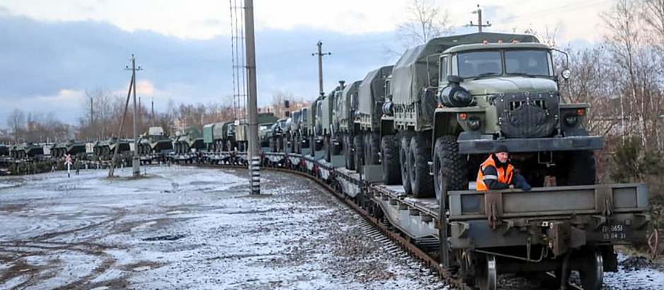 Tropas rusas siendo transportadas a Bielorrusia