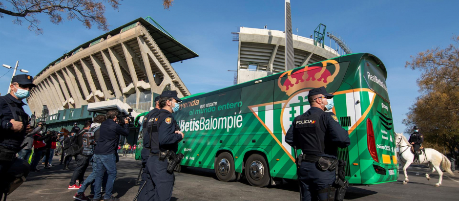 Medidas de seguridad a la llegada del autobús que traslada al Betis al estadio Benito Villamarín para reanudar el partido de octavos de final de la Copa del Rey ante el Sevilla