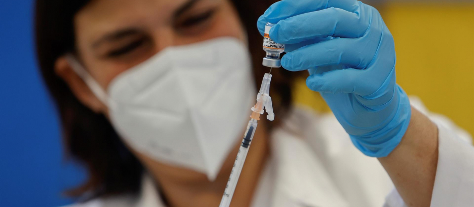 Personal sanitario prepara una vacuna, este enero, en Castellón