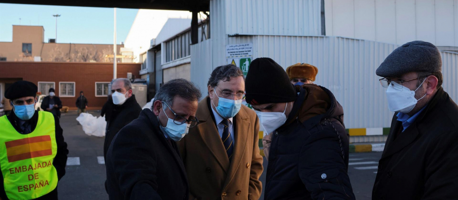 El embajador español en Teherán, Ángel Losada (c), observa un lote de vacunas donadas por España al Irán para los refugiados afganos residentes en el país persa, este miércoles en Teherán (Irán)
