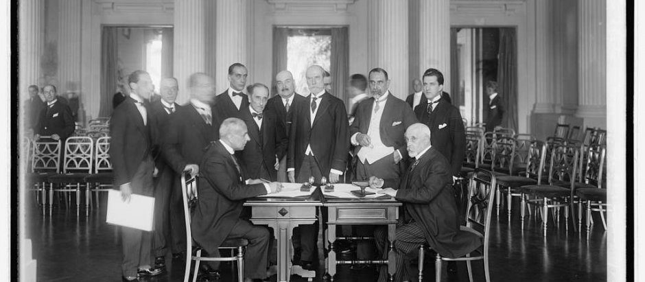 Charles Evans Hughes (centro) permanente preside en la clausura de la Conferencia Chile-Perú. El 21 de julio de 1922