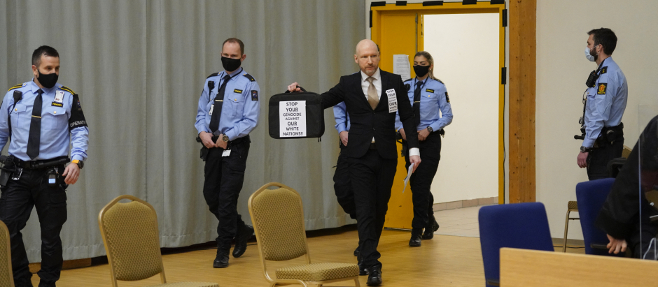 Anders Behring Breivik hace su entrada en el juzgado