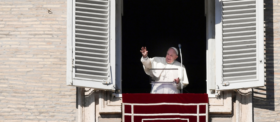 El Santo Padre saluda desde el balcón del palacio apostólico