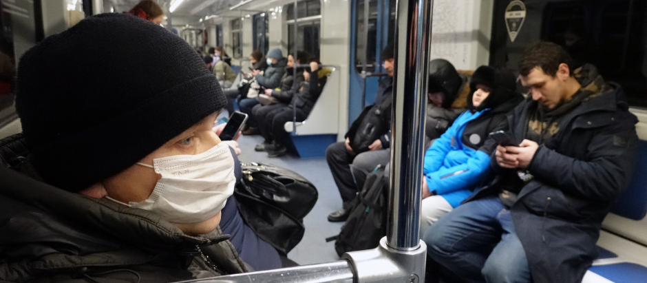 Pasajeros con mascarilla en el metro de Moscú