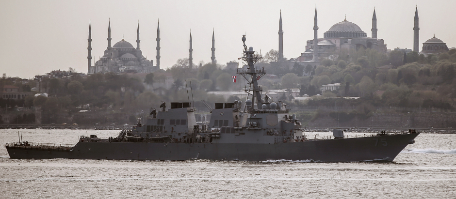 El destructor estadounidense, USS Donald Cook, cruza el Bósforo rumbo al Mar Negro