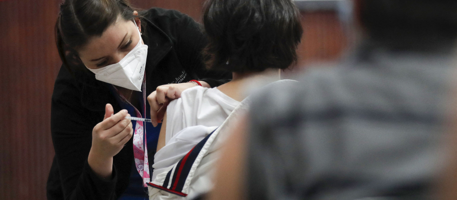 Una mujer recibe una vacuna contra la covid en Chile