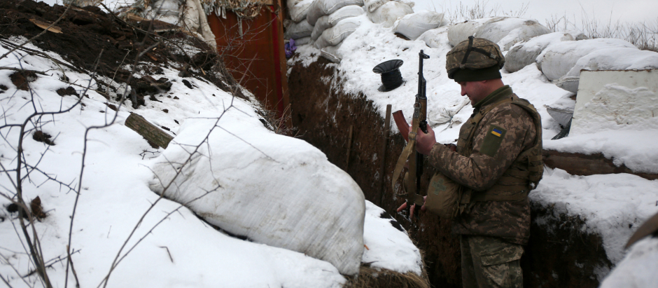 Un militar ucraniano en una trinchera cercana a la frontera rusa