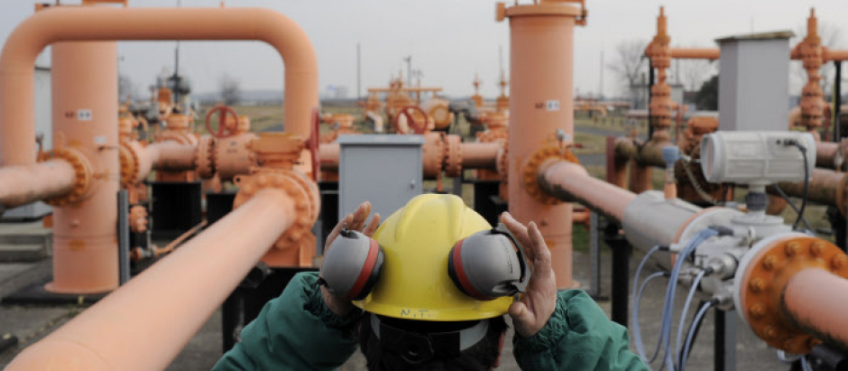 Un empleado verifica la presión en la tubería que transporta gas natural ruso desde Ucrania