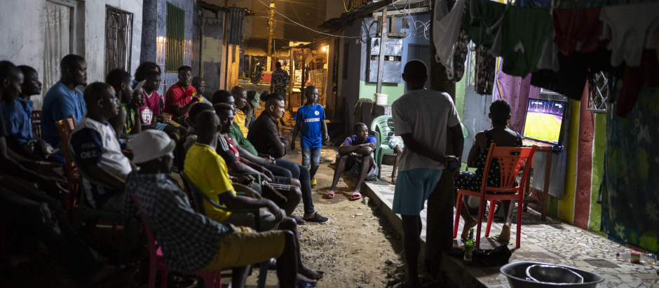 Cameruneses siguen un partido de su selección a través de la televisión