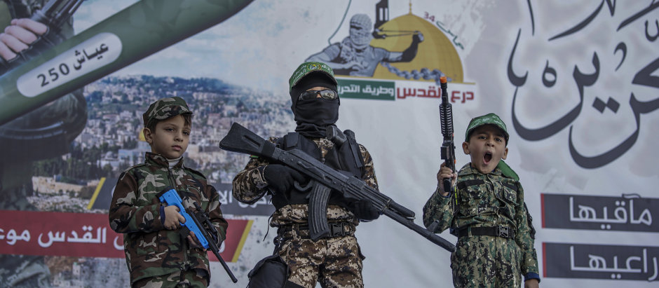 Niños palestinos participan en la celebración de la fundación de Hamás