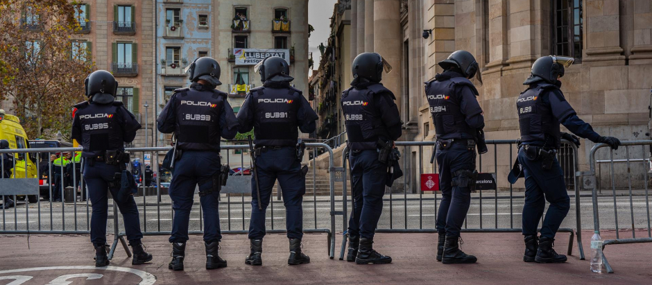 Agentes de la Policía Nacional situados en Vía Layetana durante una manifestación en 2018