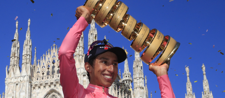 Egan Bernal levantando el título de campeón del Giro de Italia