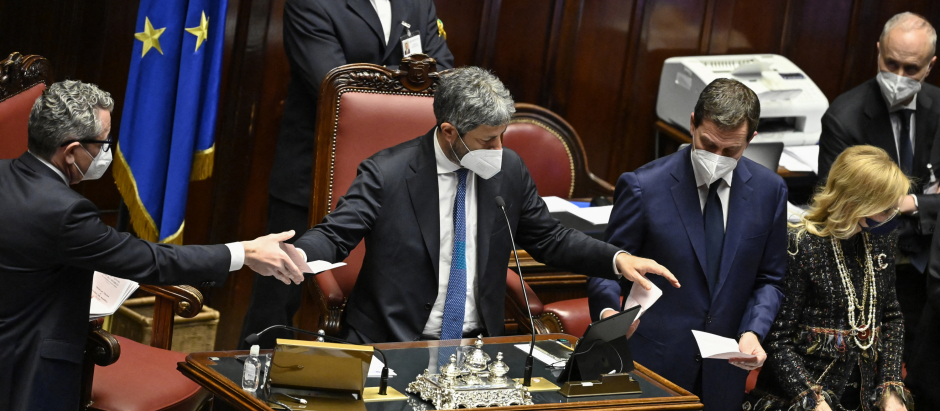 Conteo de votos durante la tercera ronda de votación en el parlamento italiano