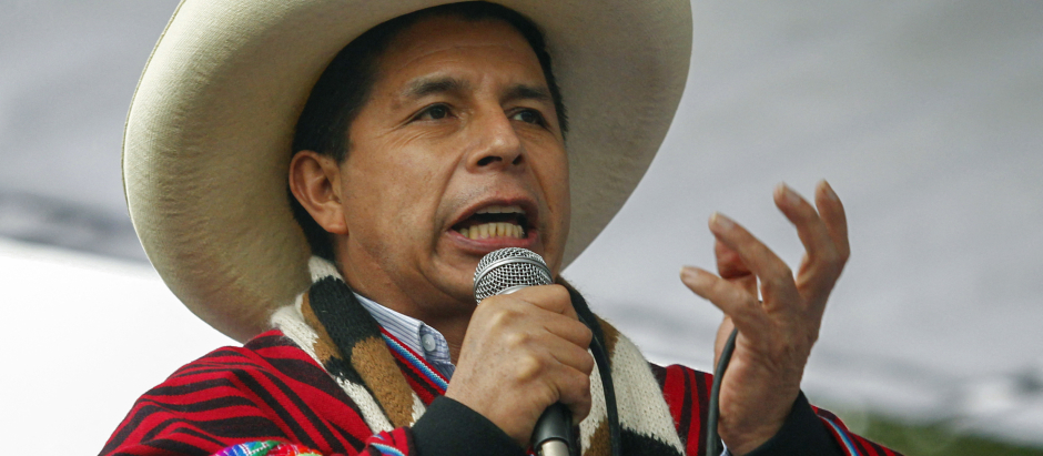 (FILES) In this file photo taken on December 07, 2021 Peruvian President Pedro Castillo, dressed in typical Andean attire, speaks during a massive rally calling for political and economic stability in Juliaca, Puno region, Peru. - According to a survey published on January 16, 2022, the disapproval of Peruvian president Pedro Castillo stands at 60% -the highest since he took office six months ago. (Photo by Carlos MAMANI / AFP)