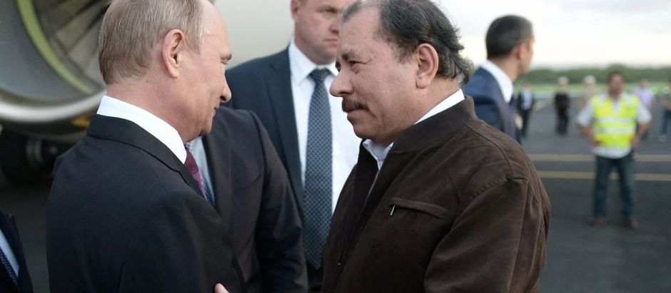 Putin y Daniel Ortega en el aeropuerto de Managua