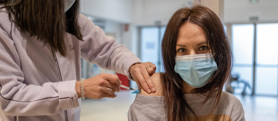Una mujer recibe la vacuna contra el coronavirus en el recinto ferial de Expourense en Ourense