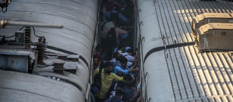 Varios pasajeros cambian de tren en la estación de Bombay, India este lunes