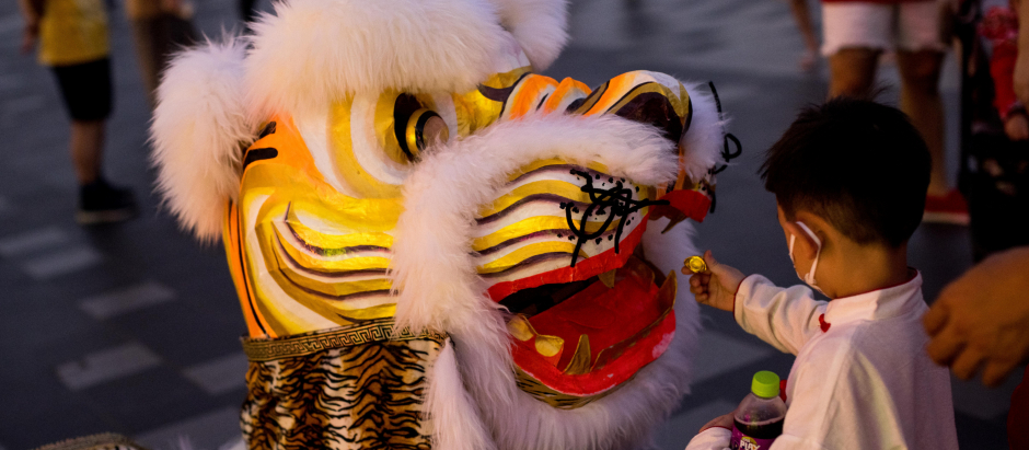 Un niño juega con una de las representaciones del tigre preparadas para las celebraciones del año nuevo chino