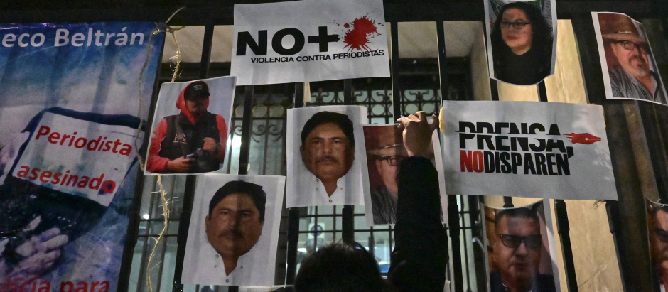 Pancartas denunciando la violencia contra los periodistas en México