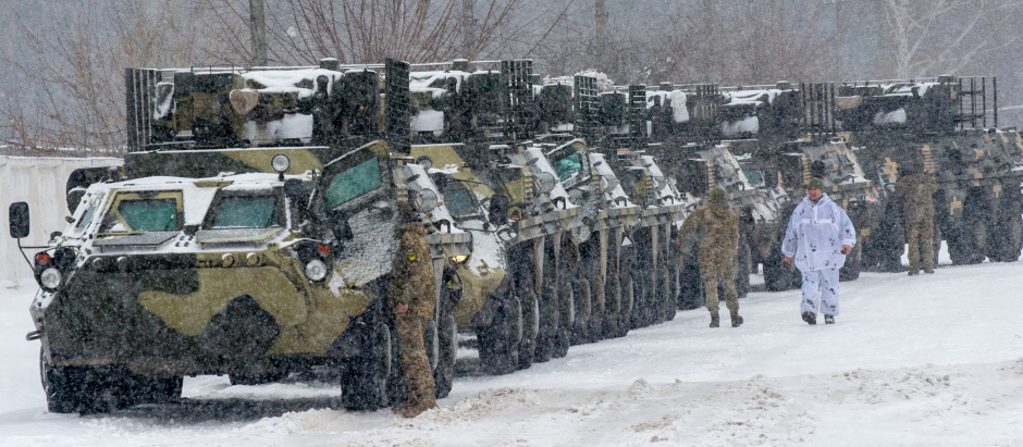 Tanques en Ucrania se abren paso entre la nieve