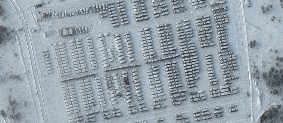 Imagen difundida por Maxar technologies el 2 de febrero de 2022 que muestra los vehículos de los grupos de combate en el campamento militar de Yelnya, Rusia