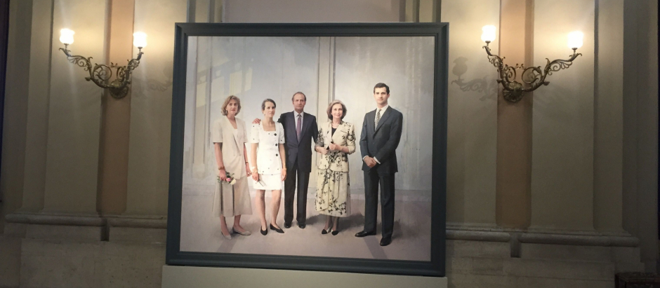 Cuadro 'Familia de Juan Carlos I', del pintor Antonio López, en la Sala de Alabarderos del Palacio Real
