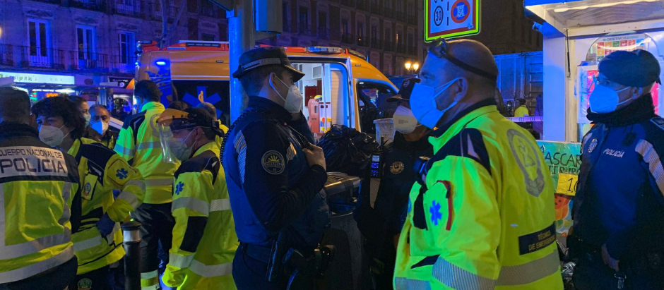 Agentes del Samur-Protección Civil en una intervención anoche en Madrid