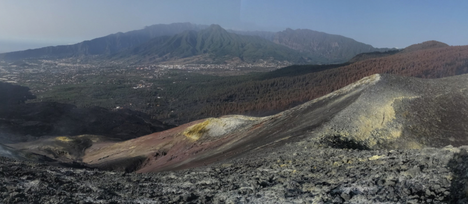 Fotografías panorámicas tomadas en el edificio volcánico de Cumbre Vieja mientras Pevolca analiza medidas de emisión de gases