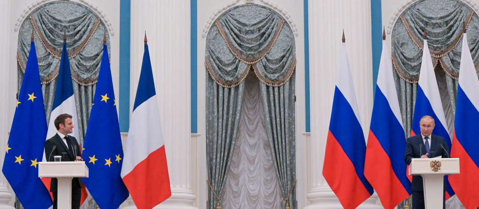 El presidente ruso Vladimir Putin y el presidente francés Emmanuel Macron asisten a una rueda de prensa conjunta tras reunirse en Moscú