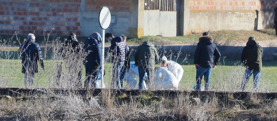 Investigadores inspeccionan la zona donde fue encontrado el cuerpo de Esther López, en Traspinedo (Valladolid)