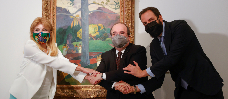 La baronesa Carmen Thyssen, el ministro español de Cultura, Miquel Iceta, y Borja Thyssen posan junto a la obra "Mata Mua", de Paul Gaugin, durante la firman del acuerdo de alquiler de la colección